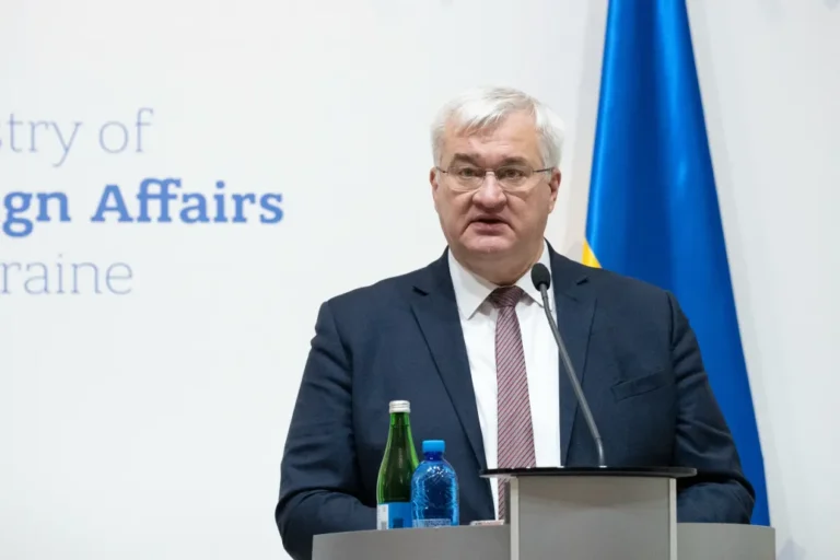 Már visszatért Ukrajnába a hét elfogott pénzszállító, Ukrajnában túszejtés miatt eljárást indítottak