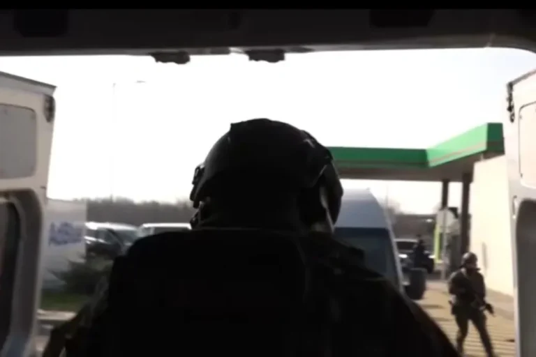 Nem az M5-ösön, hanem az M0-s körgyűrű egyik pihenőhelyén kapcsolták le az ukrán pénzszállítókat