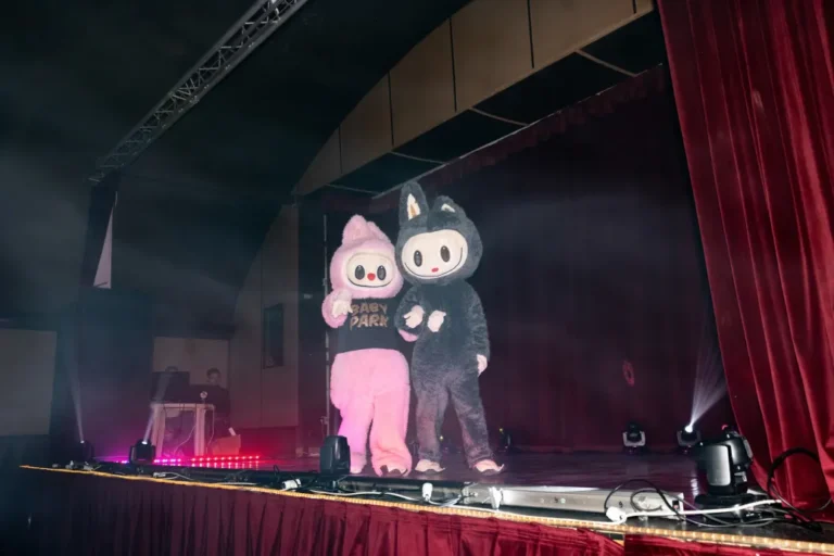 Kaotikus audiovizuális mix lett a magyar Labubu-előadás
