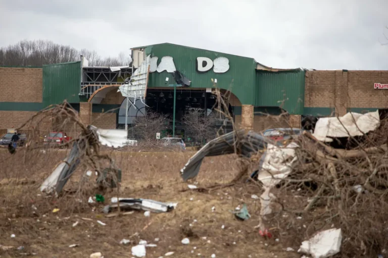 Legalább hatan meghaltak, miután tornádók söpörtek végig az Egyesült Államokon