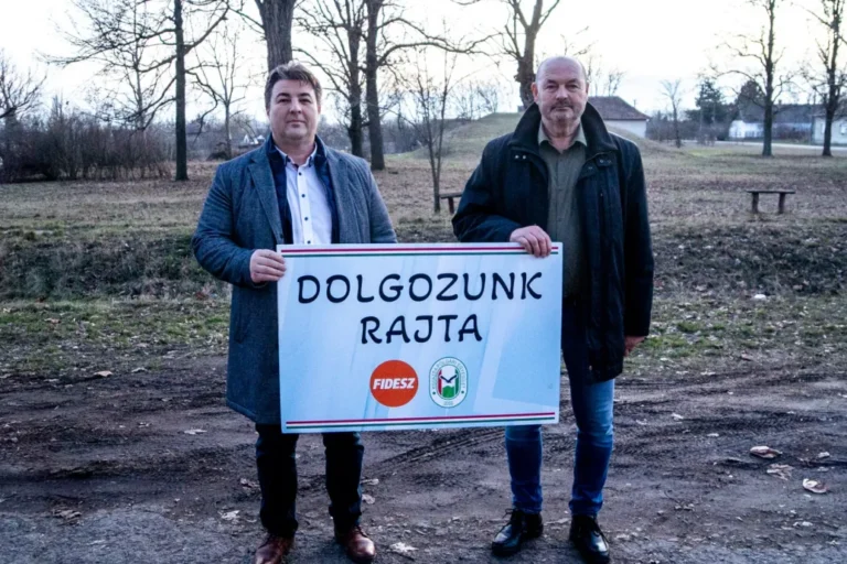 Annak a játszótérnek az átadásával kampányol a fideszes Erdős Norbert, amit már 4 éve is megígért