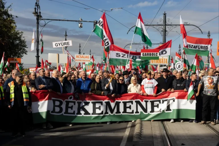 A tiszás Nemzeti Menetre vezet egy békemenetes domén, kiakadt a CÖF