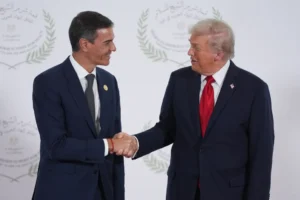 Trump éktelen haragra gerjedt, de a spanyol kormányfőnek még jól is jön a szembenállásuk