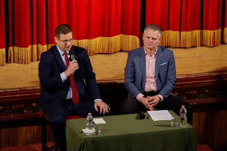 A Fidesz kecskeméti jelöltje megsértette a választási törvényt, amikor egy szakképzőben kampányolt Gulyás Gergellyel