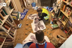 Választási csalásnak tartja az állami kampányplakátokat, ezért kijavítja őket: Heindl Péter akcióban