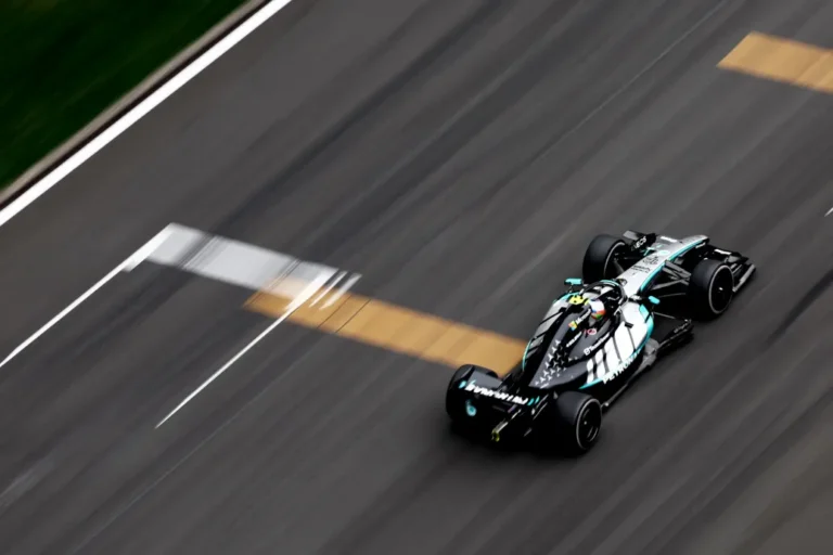 Antonelli hibátlan versenyzéssel lett az F1 második legfiatalabb futamgyőztese, a McLarenek el sem tudtak rajtolni