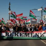 Rendőrségi buszkordon választja el a két menetet, az egyiken Orbán Viktor édesanyja is ott van