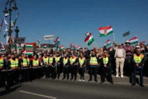Biztonsági őr tolta le a HVG stábját az útról a Békemenet elől