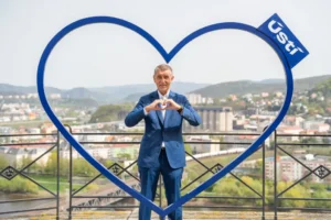 Kreml-párti tanácsadóval készíti orosz mintájú ügynöktörvényét Orbán cseh szövetségese