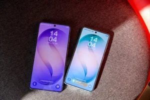 Ha utálja, amikor a metrón a telefonját bámulják, akkor a Samsung új készülékét biztosan szeretni fogja