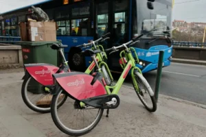 A hét közepétől újra bubizhatunk a Manfredra átmatricázott közbringákon