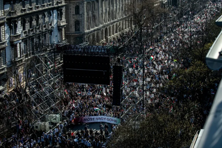 Szociológusok felmérése szerint március 15-én majdnem háromszor annyian hallgatták a helyszínen Magyar Pétert, mint Orbán Viktort