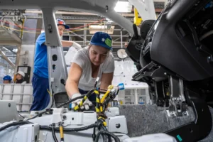 Ötvenszázalékos bérszakadék száz kilométeren belül: befagytak a fizetési különbségek az iparban