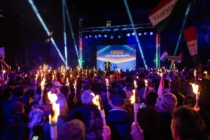 A helyi Fidesz fizette a buszokat, amikkel Székesfehérvárról vitték az embereket Orbán Viktor dunaújvárosi gyűlésére