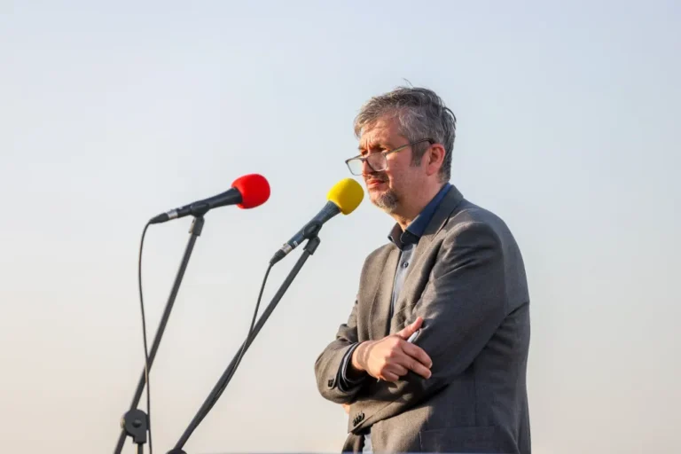 Volt igazolása a bíróságtól, mégis kétmilliós büntetést kapott Hadházy Kövér Lászlótól, amiért nem vett részt a parlamenti szavazáson