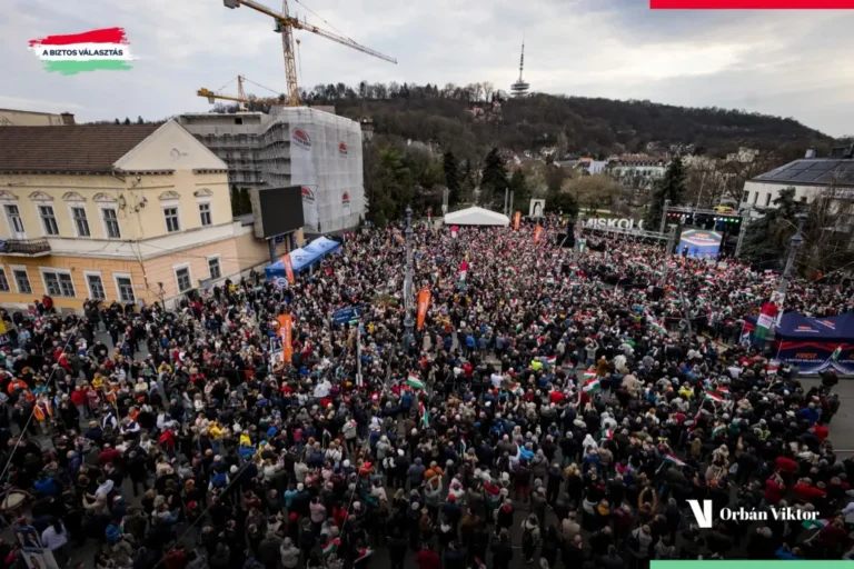 Orbán Viktor eljutott oda, hogy egy 147 ezres régiós központ politikai gyűlését hasonlítja össze egy 9700 fős kisvároséval