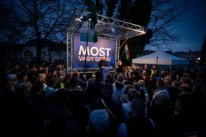 Aki egész nap ül a tévé előtt, nem hall mást – az ország legfideszesebb körzetében járt Magyar Péter