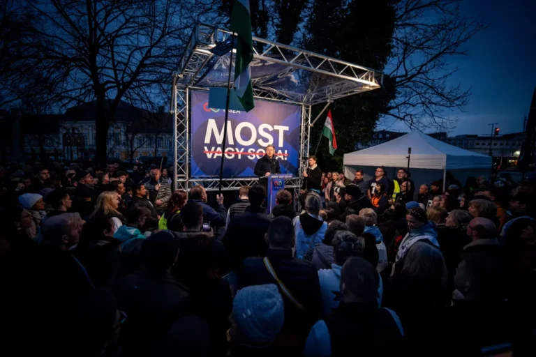 Aki egész nap ül a tévé előtt, nem hall mást – az ország legfideszesebb körzetében járt Magyar Péter