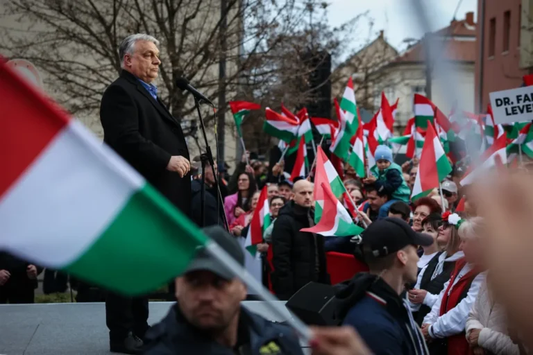 „Nagyon jól esett kimondani azt, hogy mocskos Fidesz” – Orbán Viktor Hódmezővásárhelyre ment visszahódítani a várost