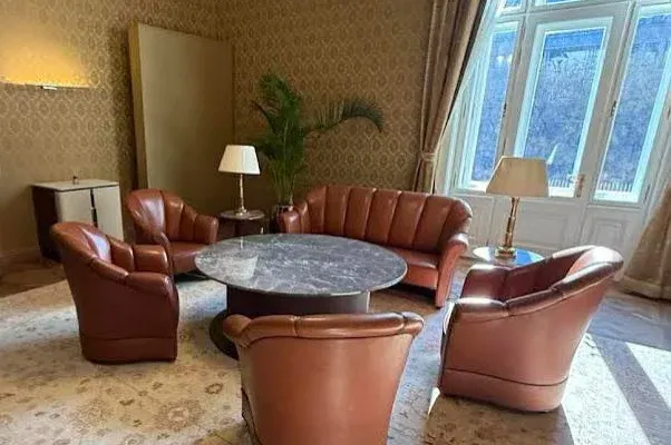 A felújított MNB-székház elnöki szivarszobájáról is megosztott pár képet Hadházy Ákos