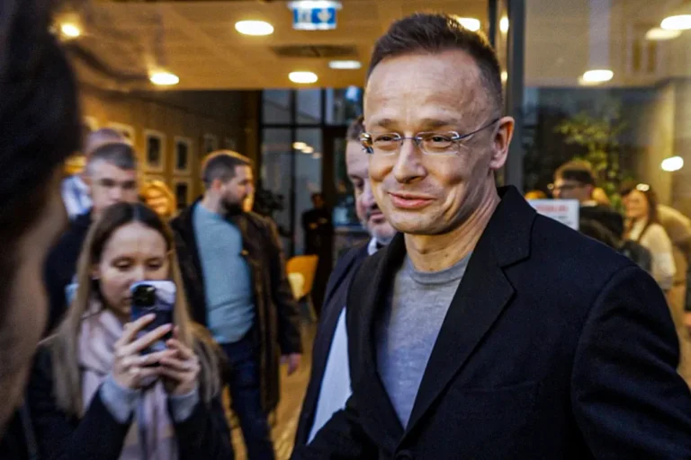 Tusk szégyennek nevezte Szijjártó beismerését