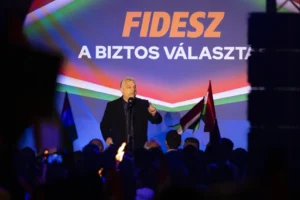 Hiába tiltotta meg az igazgató, Orbán fotósa a katolikus iskola ablakából fotózta a miniszterelnök esztergomi gyűlését