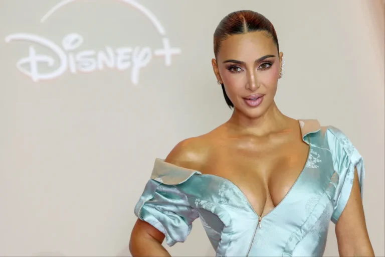 Kim Kardashian különleges vintage-kollekciót árverez el, hogy hátrányos helyzetű nők ügyvédi költségeit finanszírozza