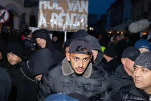 Győr polgármestere Pintér Sándornak: Miért nem lépett a rendőrség a fekete pufajkásokkal szemben?