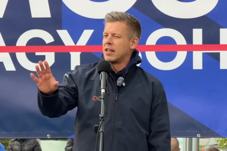 Magyar Péter: A kormány „oda-vissza” megvágott felvételén nem is tagadják, hogy a titkosszolgálat a Tisza szétverésére kapott megbízást