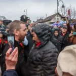 A főutcán, a forgalmat leállítva alakult ki dulakodás Orbán Viktor péceli fórumán