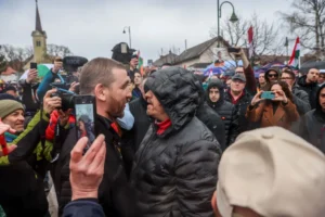 A főutcán, a forgalmat leállítva alakult ki dulakodás Orbán Viktor péceli fórumán