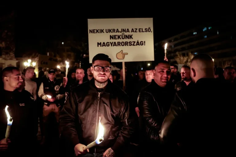 Nem akarja Szolnokon látni az Orbán-gyűlések fekete ruhás alakulatát a polgármester