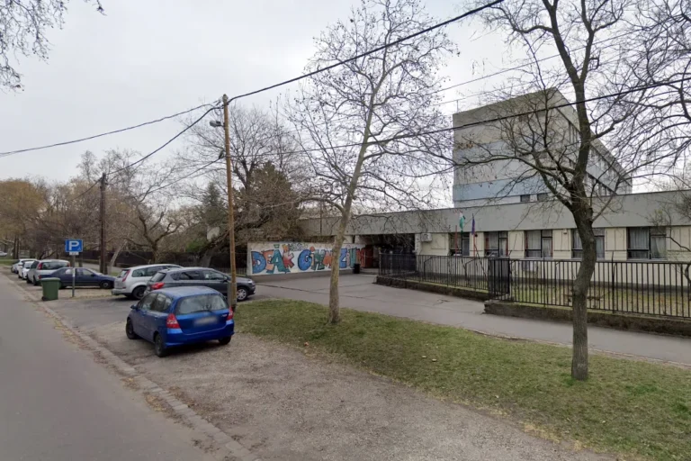 Egy budapesti gimnázium tanára szerint az igazgató nem engedi, hogy levetítsék a diákoknak az Itt érzem magam otthon című filmet a választások előtt