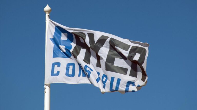 5,5 milliárd támogatást kap a cég, amelyiktől az állam 300 milliárdért vett irodákat kormányzati negyednek