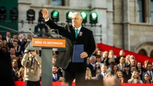 Zászlók a magasban, szól a Himnusz a Mi Hazánk megemlékezésén