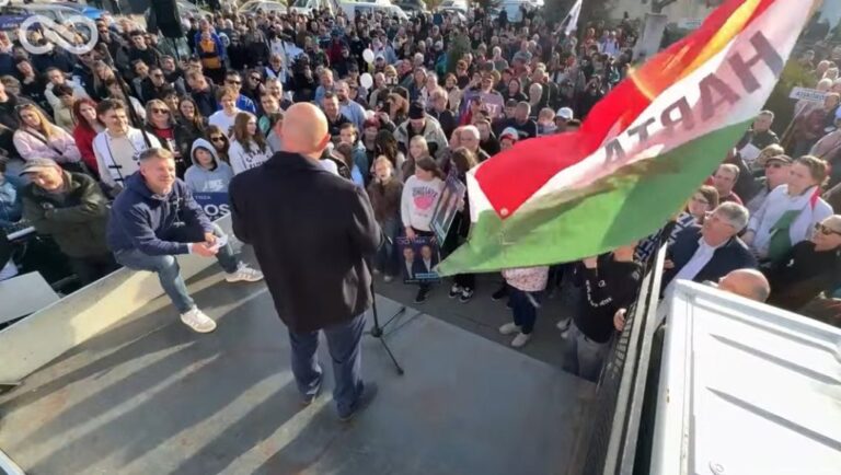 „A kis ribanc lány megerőszakolta a mi szeretett miniszterelnökünket” – bizarr, kitalált történettel állt elő a színpadon a Tisza kalocsai képviselőjelöltje, ami után Magyar Péter megdorgálta