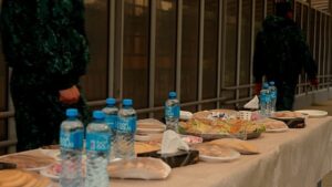 Azerbajdzsáni katonák segítik az iráni konfliktus elől menekülőket az asztarai határnál