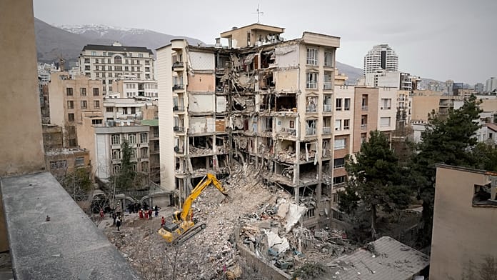 Trump sikeres tárgyalásokról beszélt, de a csapások folytatódnak az Irán elleni konfliktusban