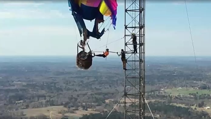 Ketten kimentve, miután egy hőlégballon 274 méteren a levegőben rekedt