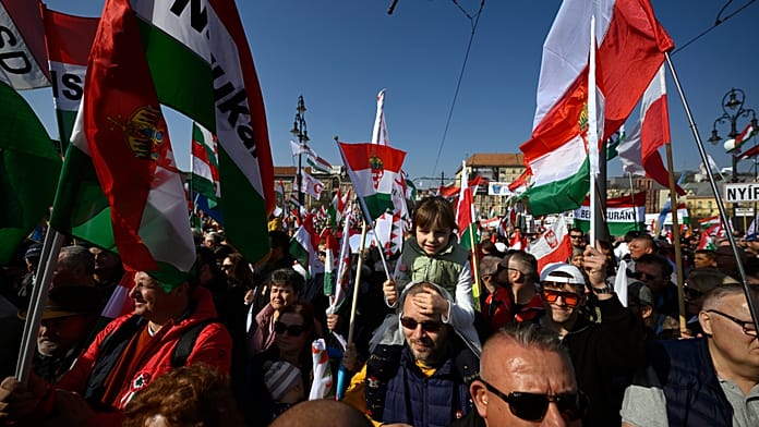 ÉLŐ: Március 15. – megérkezett a Békemenet a Kossuth térre, Magyar Péter üzent támogatóinak