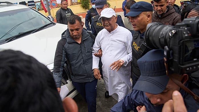 Az új miniszterelnök győzelmének másnapján letartóztatták Nepál volt miniszterelnökét