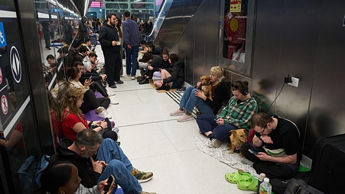 Izrael: Rakétaelfogás törmeléke tüzet okozott Tel-Aviv közelében