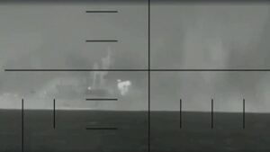 Pentagon-videó mutatja, ahogy egy amerikai tengeralattjáró elsüllyeszt egy iráni hadihajót