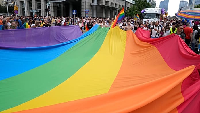 Két férfi külföldön kötött házasságának bejegyzésére kötelezte a hatóságot a lengyel bíróság