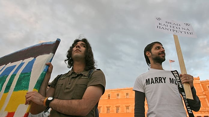 Alkotmányosnak mondta ki a Görög Államtanács az azonos neműek házasságát és gyermek örökbefogadásához való jogát