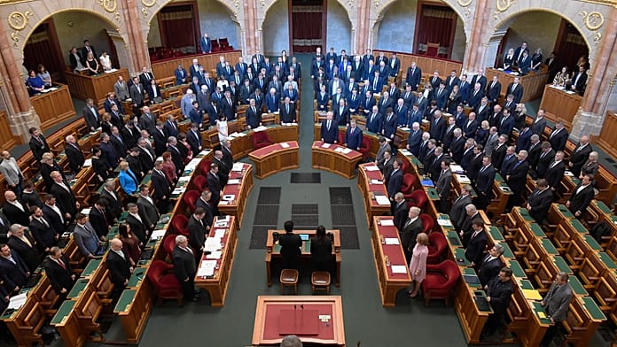 Három kispárt küzd a parlamentbe jutásért a következő hetekben