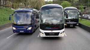 Párizsi körgyűrűn lassító kamionos tiltakozás: üzemanyag-támogatást követelnek a fuvarozók