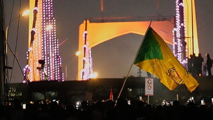 Könnygázzal oszlatta az iránpárti tüntetést a rendőrség a bagdadi USA-nagykövetségnél