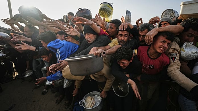 Éhség és félelem Hán Júniszban: gázai családok segélyből próbálnak túlélni