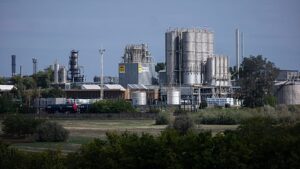 A kormány ársapkával korlátozza az olajárak további emelkedését, amit Hormuz blokádja gerjeszt